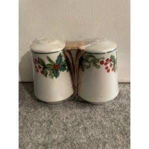 Holiday Salt and Pepper Shakers  Ivy and Berries  #982